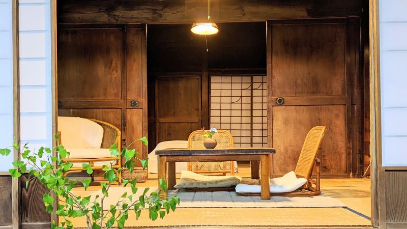 Una pareja convierte una casa japonesa abandonada en una casa de huéspedes