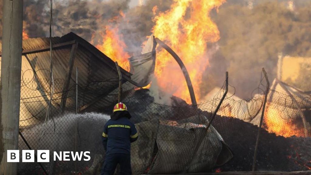 Un muerto mientras los incendios arrasan los suburbios de Atenas